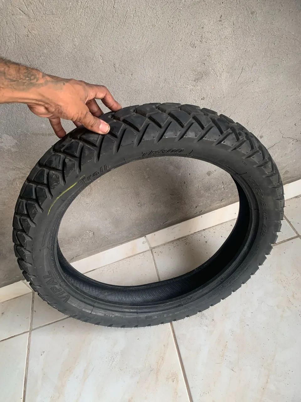 Vende-se Pneu de XR em estado ótimo. Valor - 200 Tamanho - roda 18 Chama no Pv! - Foto 2
