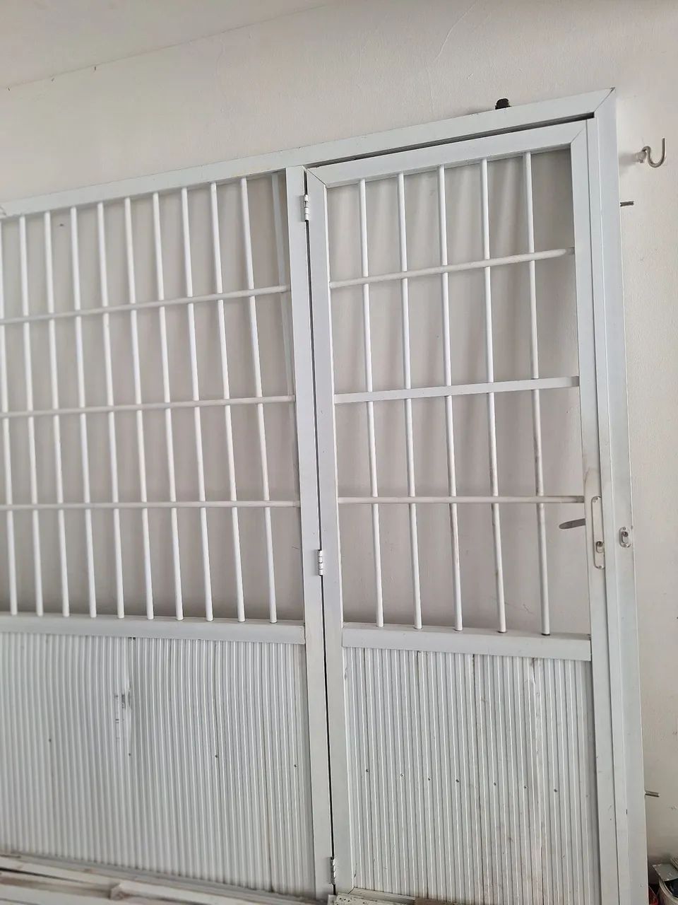 Portão de alumínio branco 