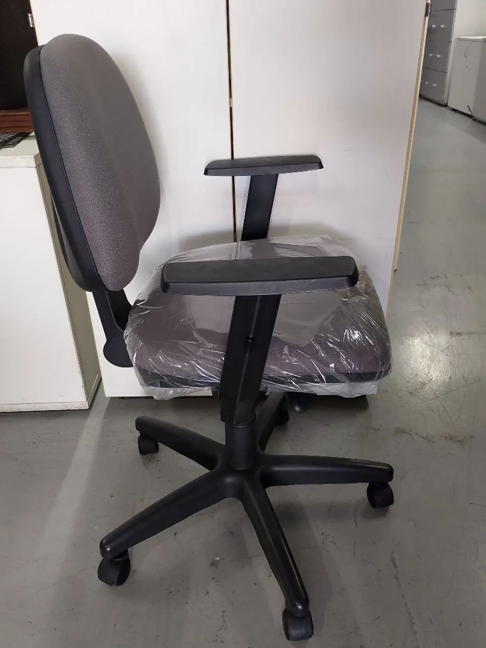 Cadeira de Escritório Modelo Executivo -  Flexform Cinza  - Foto 2