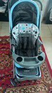 Carrinho de bebê Cosco kids azul com bebê conforto 