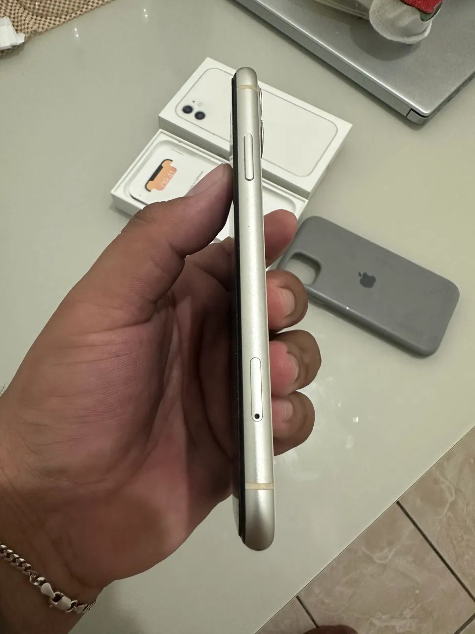 iPhone 11 64 GB semi novo com Caixa - Foto 4