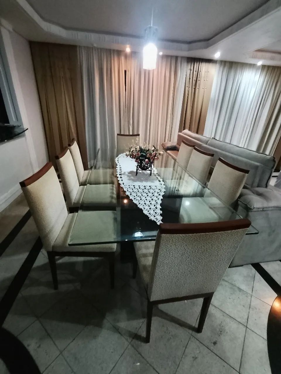 Mesa com 8 cadeiras 
