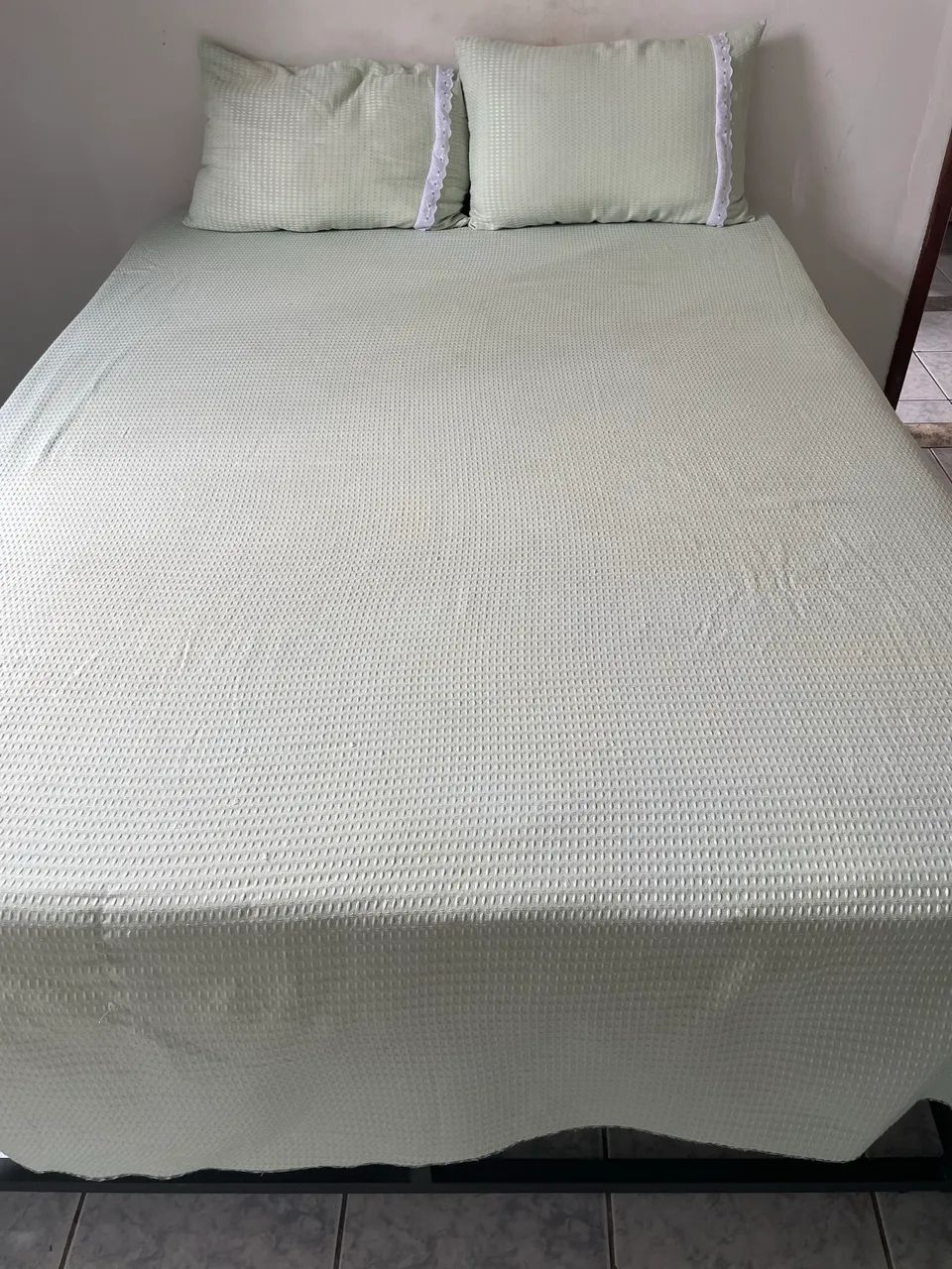 Cama de casal com base metálica 