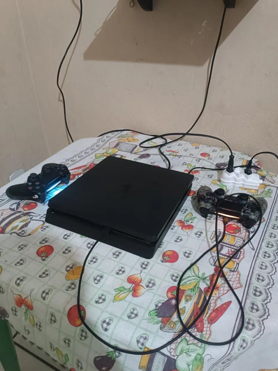 PS4 slim de 1tb  2 controles  - Foto 2