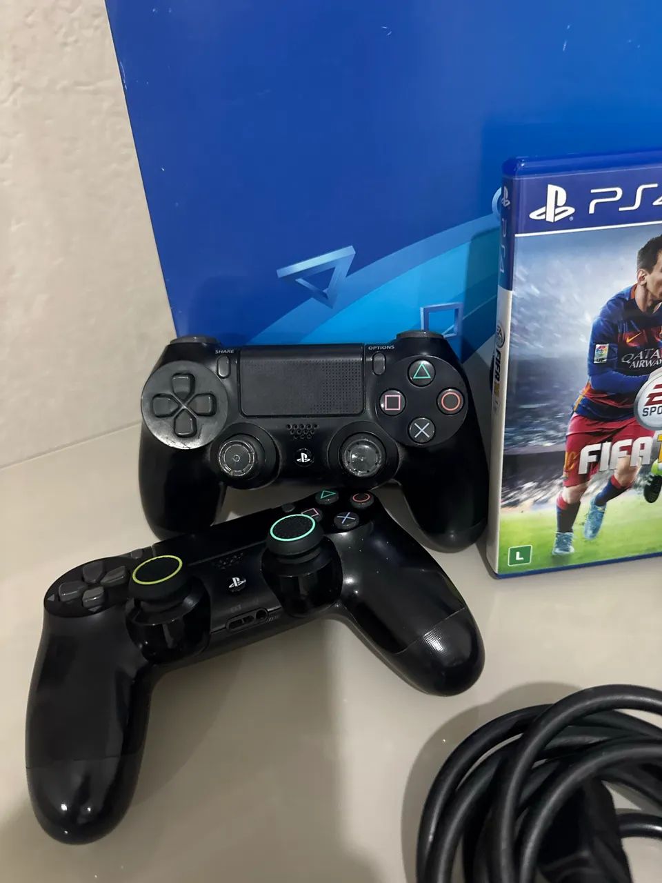 PS4 PRO 1TB 2 CONTROLES COMPLETO - Foto 3