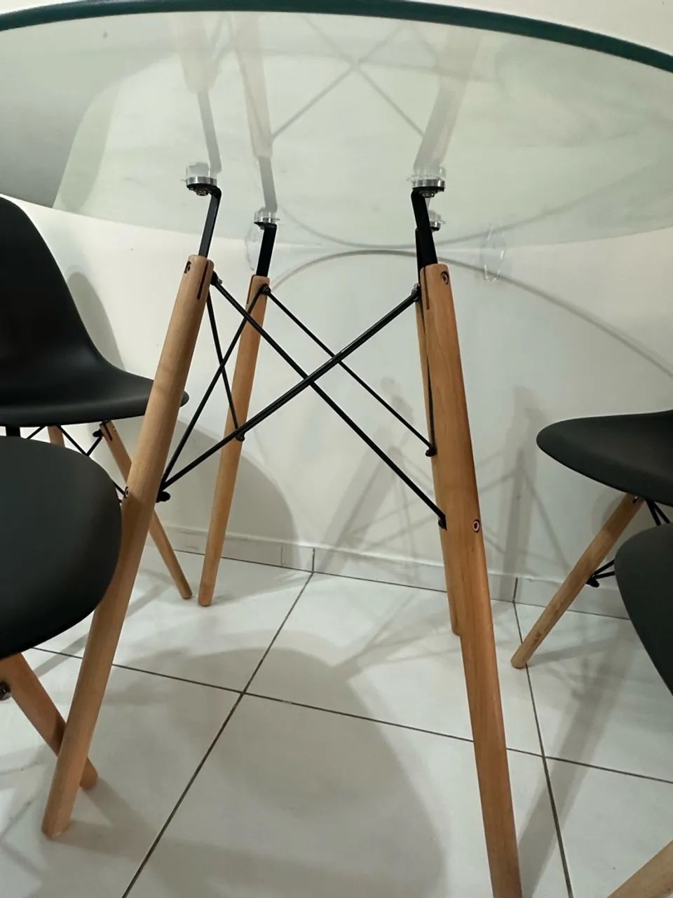 VENDE-SE MESA DE JANTAR COM 4 CADEIRAS! - Foto 5