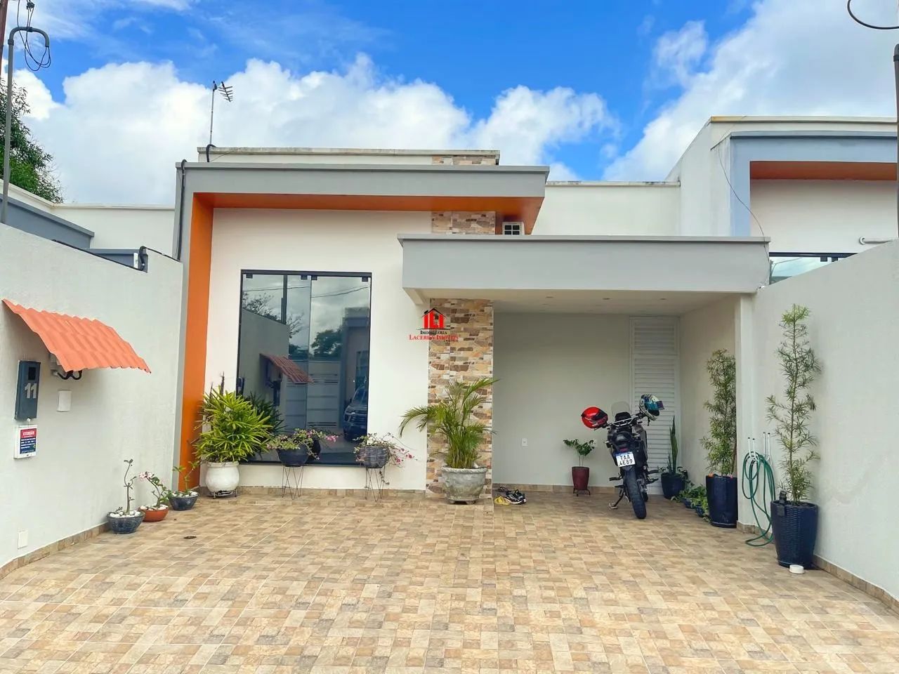 casa térrea semimobiliada com 3 quartos sendo 1 suíte