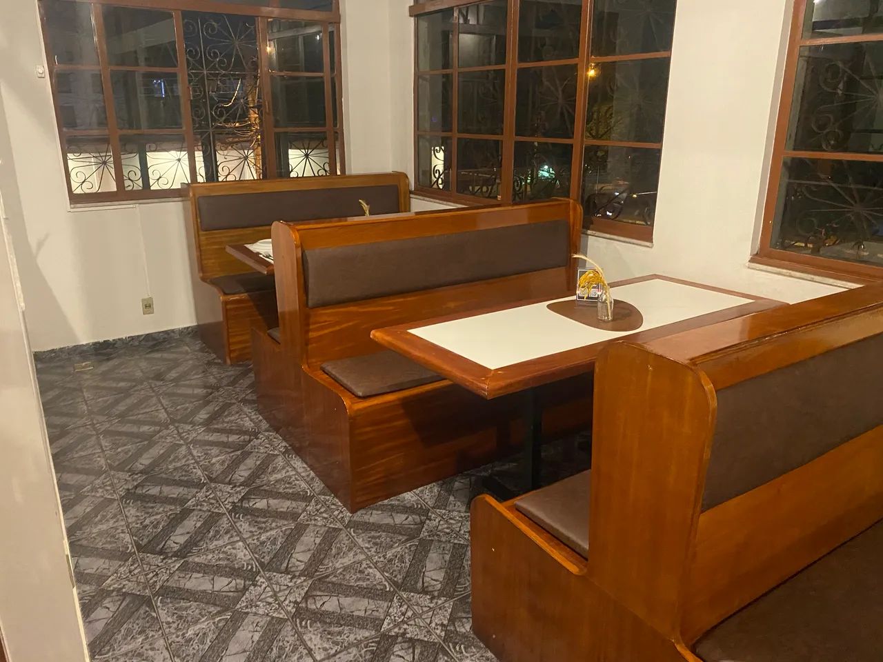 Vendo Conjunto de Bancos e Mesas para Restaurante - Foto 2