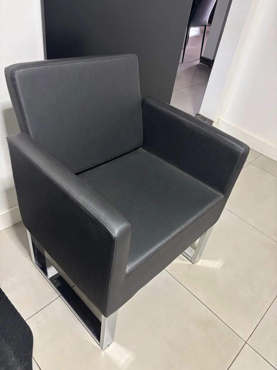 Cadeiras com pés em inox - Foto 2