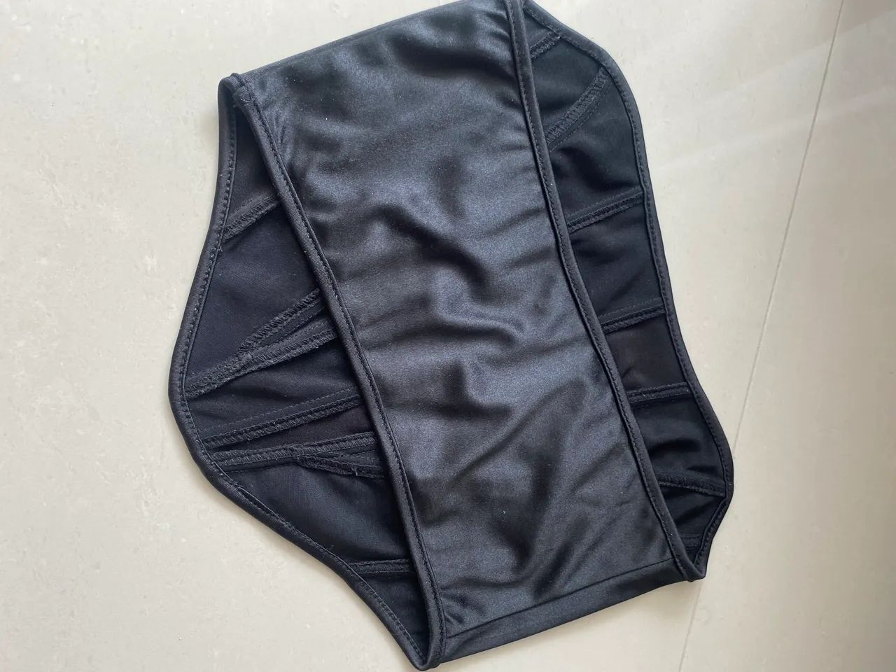 Corset preto em perfeito estado tamanho P - Foto 2