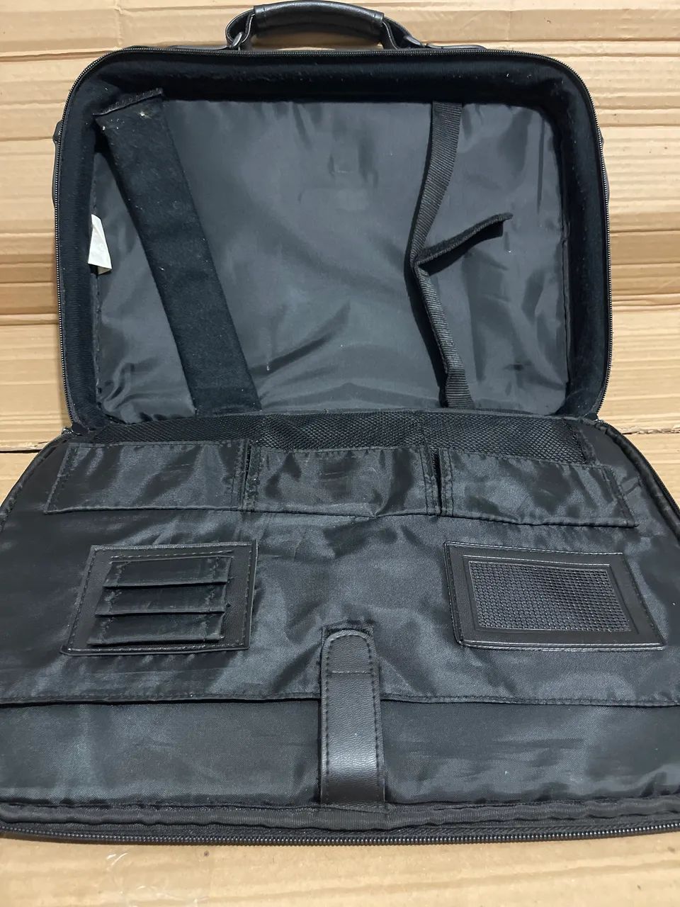 Maleta preta para notebook da marca Brigit ( Usada / Sem alça )  - Foto 2