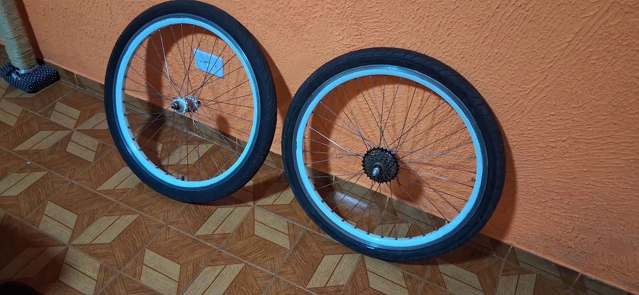 Par de roda v-max branco e em ótimo estado com pneu e camera!?