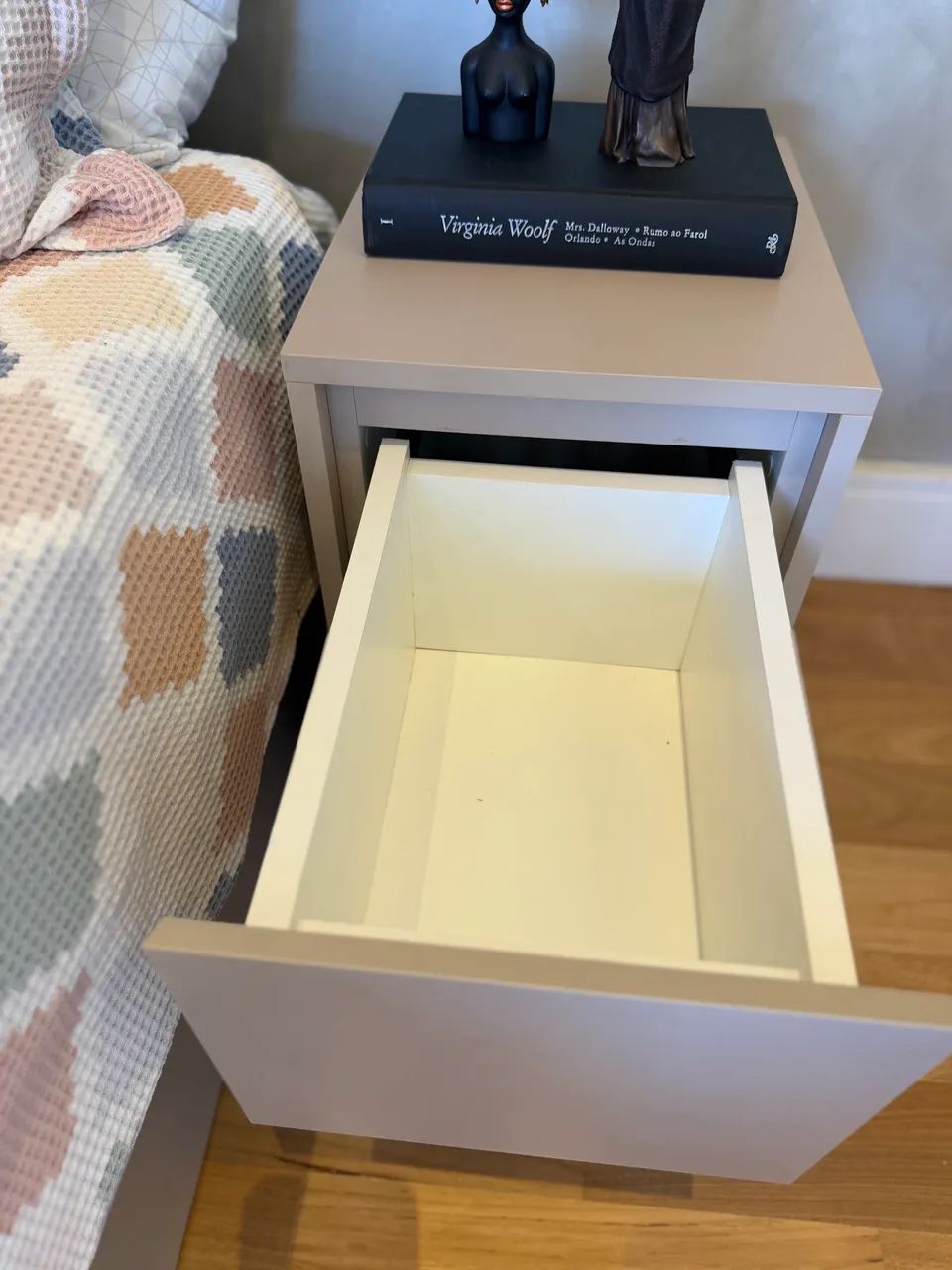 Mesa de cabeceira com duas gavetas  - Foto 3