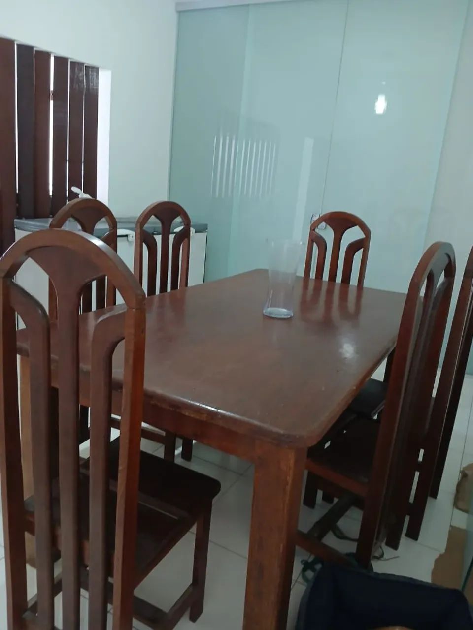 Mesa em madeira maciça com 06 cadeiras - Foto 3