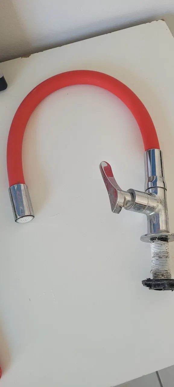 Torneira de bancada cromada e  silicone vermelho