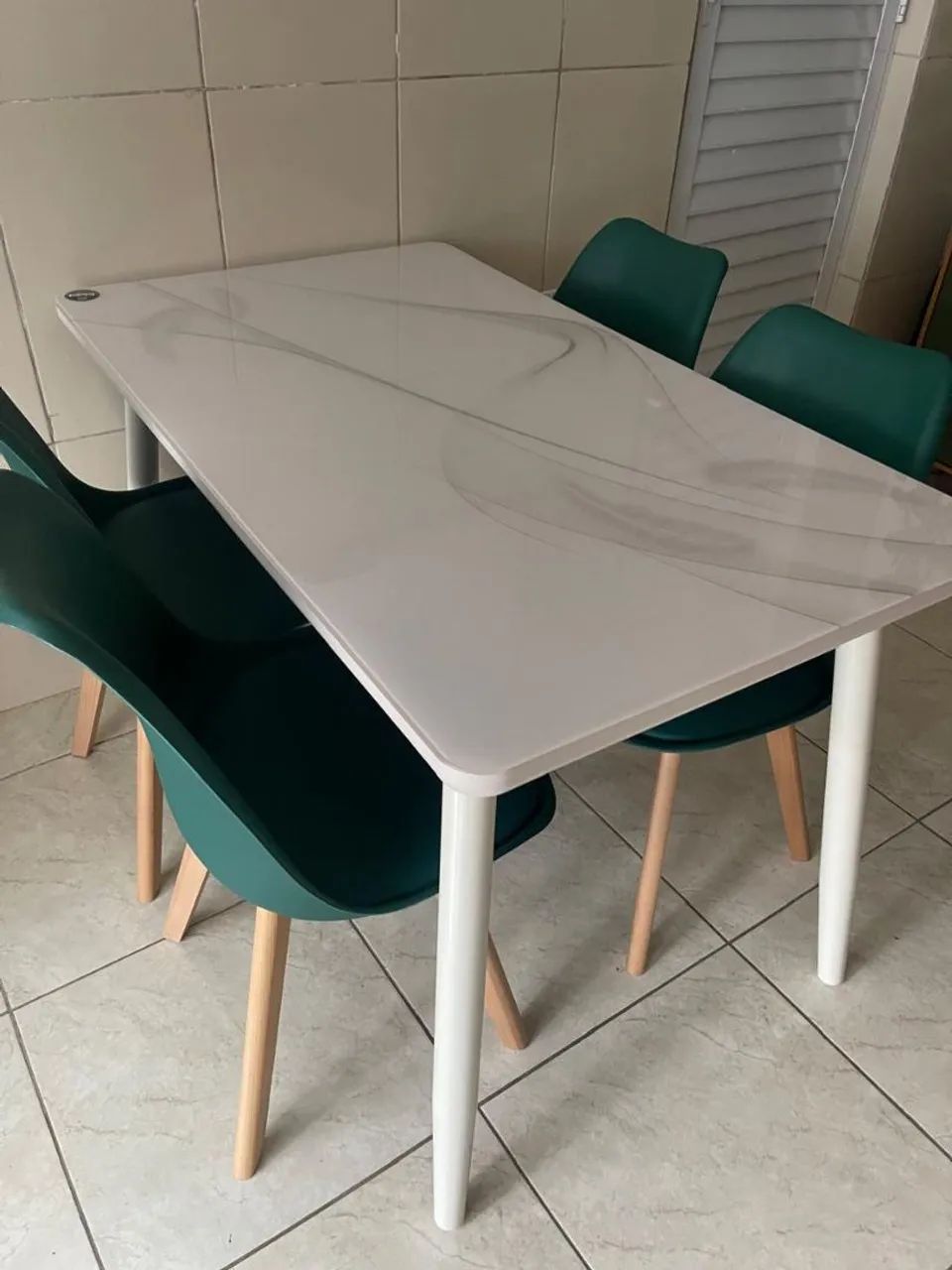 Mesa nova com as cadeiras 