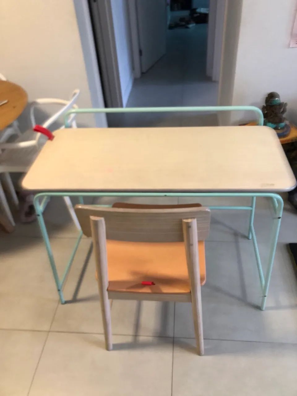 Escrivaninha e cadeira tokstok collab Melissa