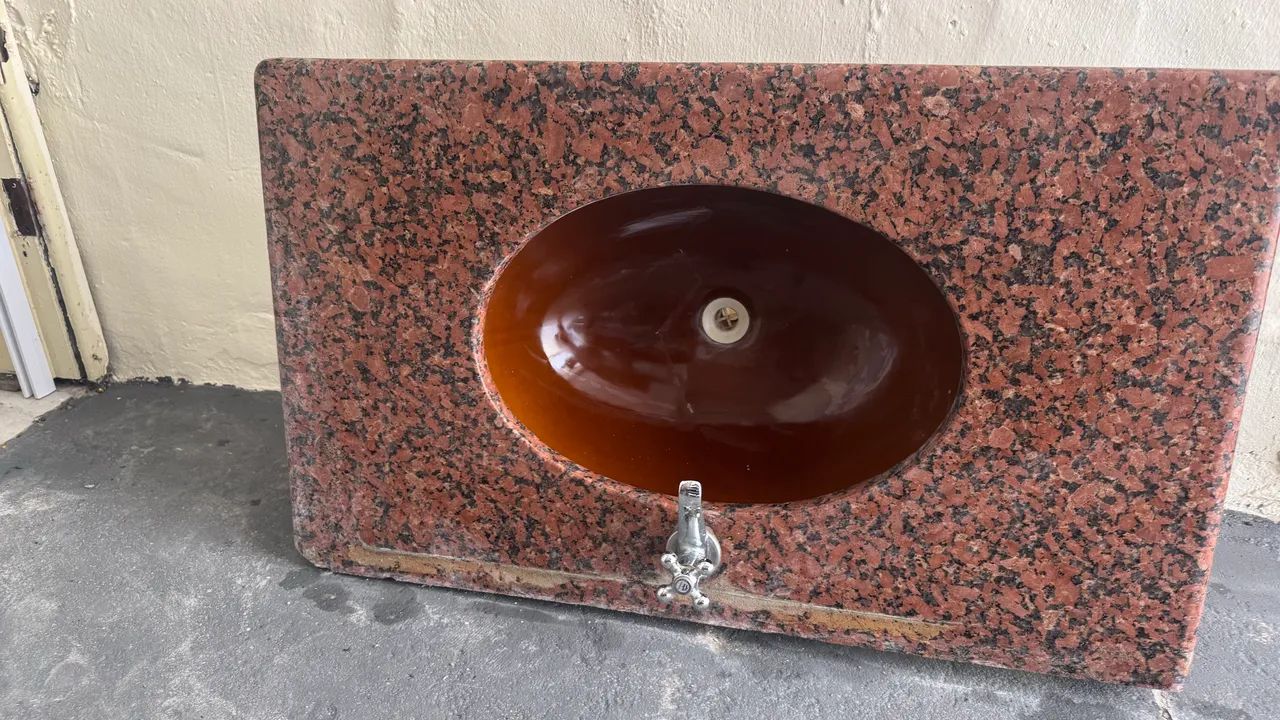 Pia de granito avermelhado 