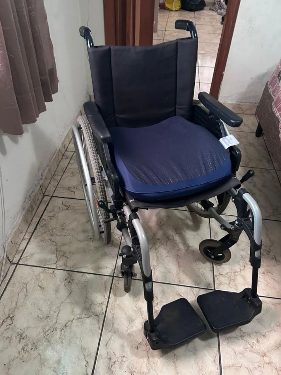 Cadeira de rodas com almofada anatômica  - Foto 4