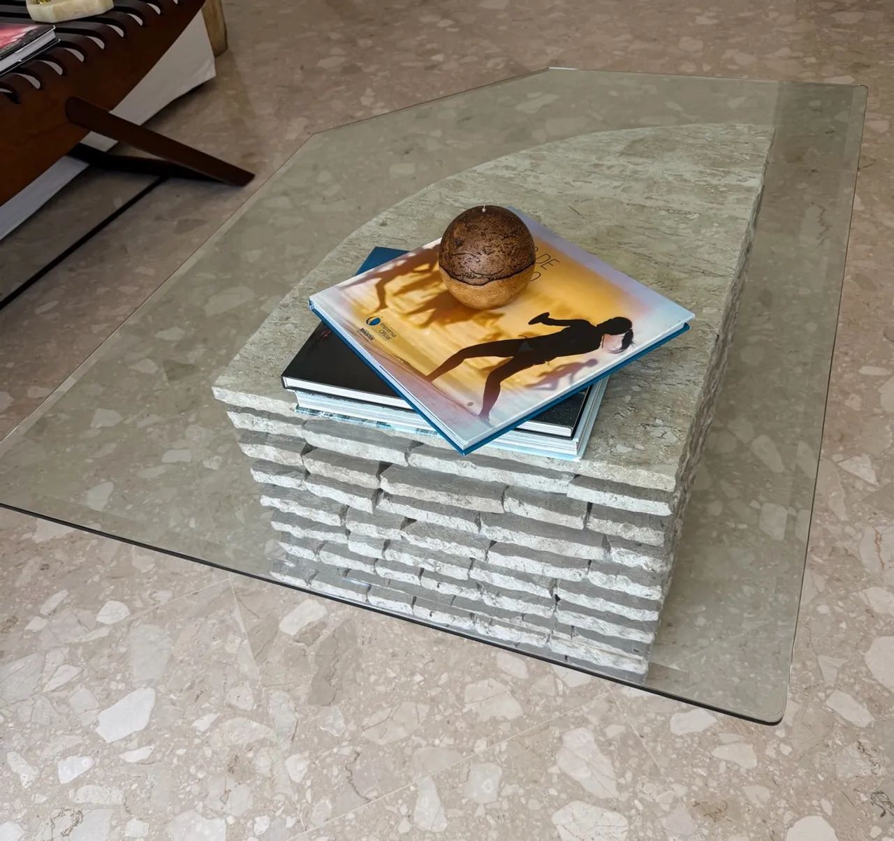 Mesa de centro com tampo de vidro