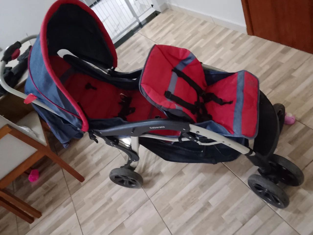 Carrinho de bebe "Gêmeos" com bebê conforto e base  - Foto 5