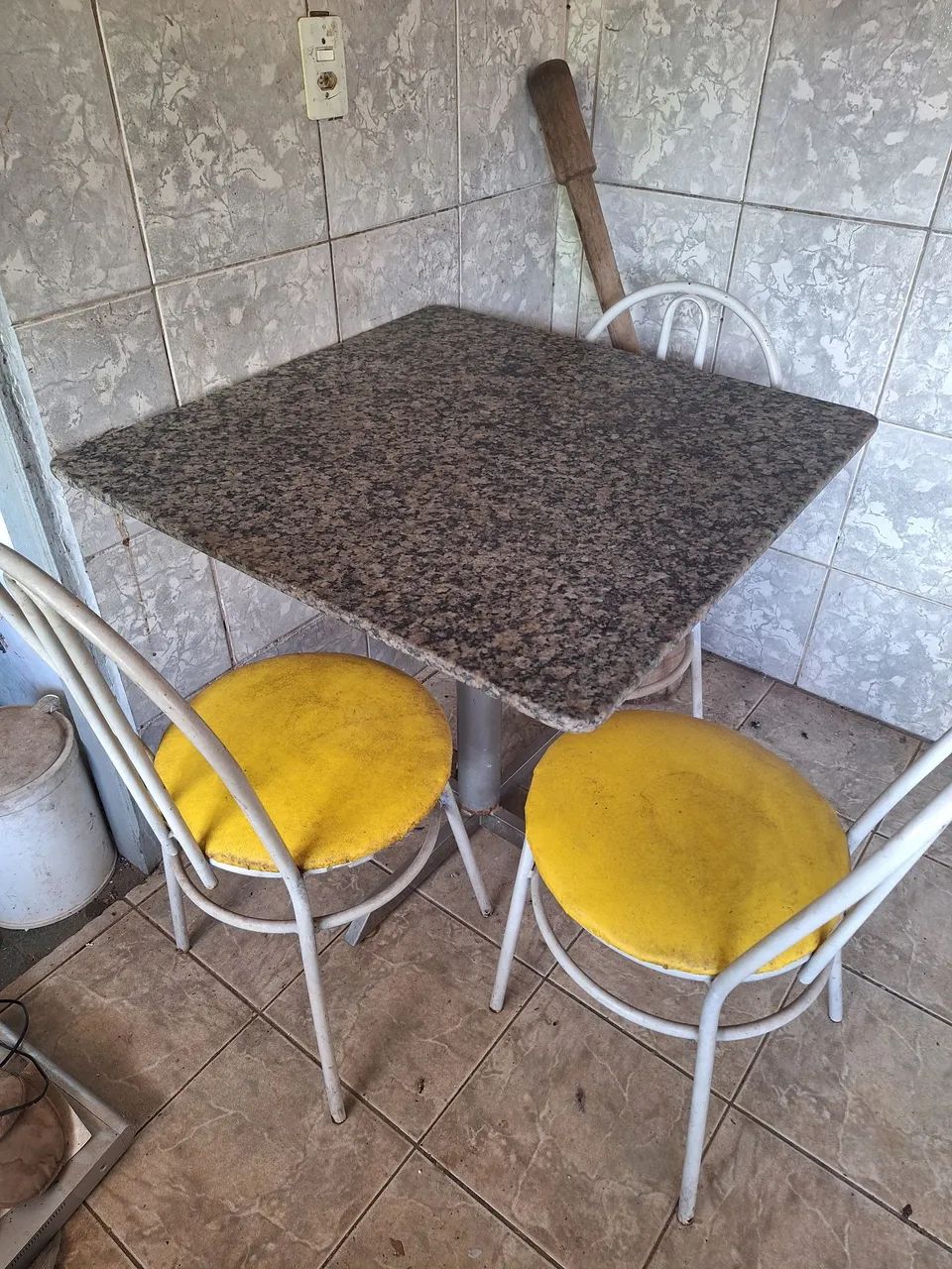 Mesa com três cadeiras - Foto 2