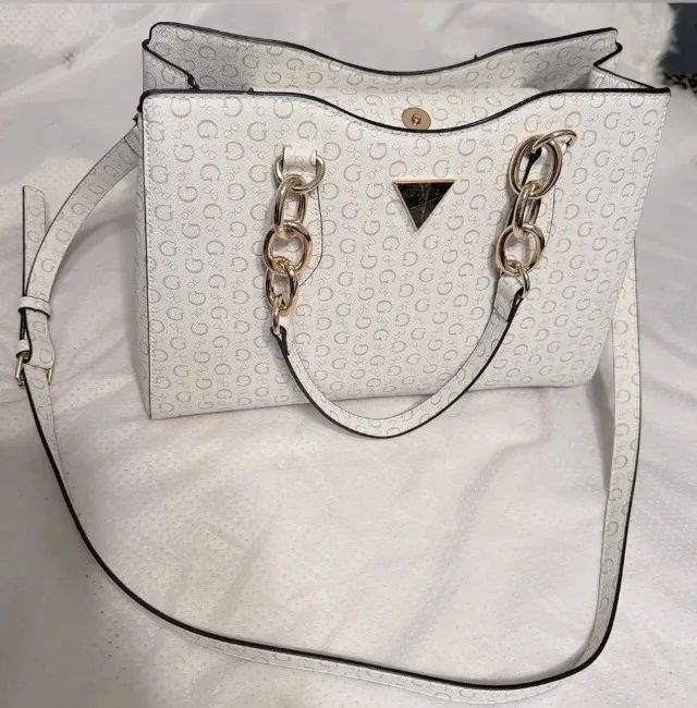 GUESS BOLSA ALÇAS CORRENTE DOURADAS - NOVA - ORIGINAL - IMPORTADA DOS EUA - Foto 2