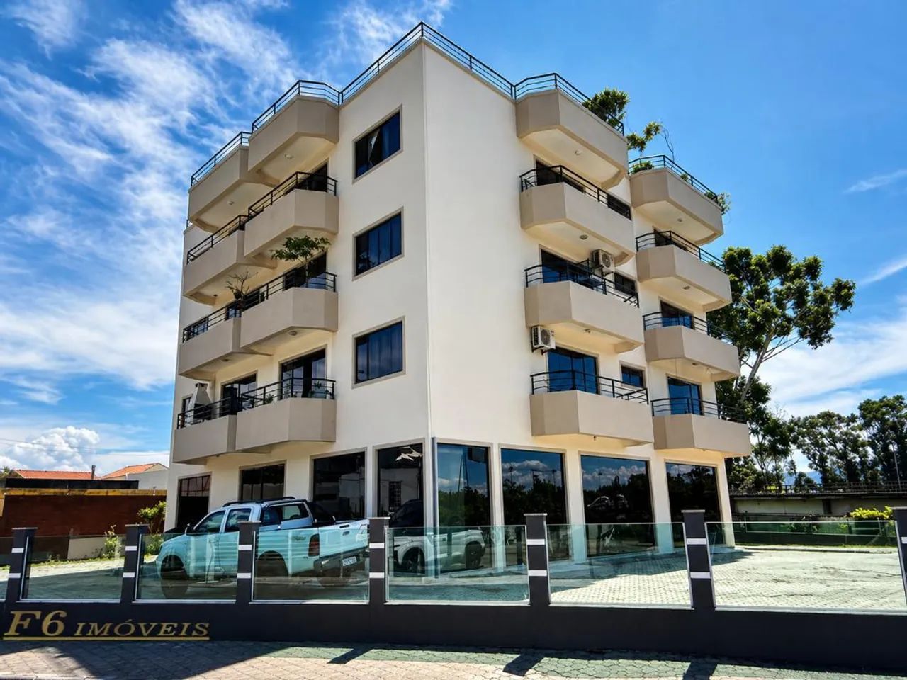 Loja com 4 vagas e 290m² para alugar em Ponta de Baixo, São José - Foto 2