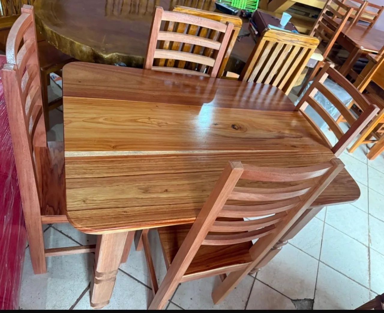 Mesa 4 cadeiras pernas torneadas nova