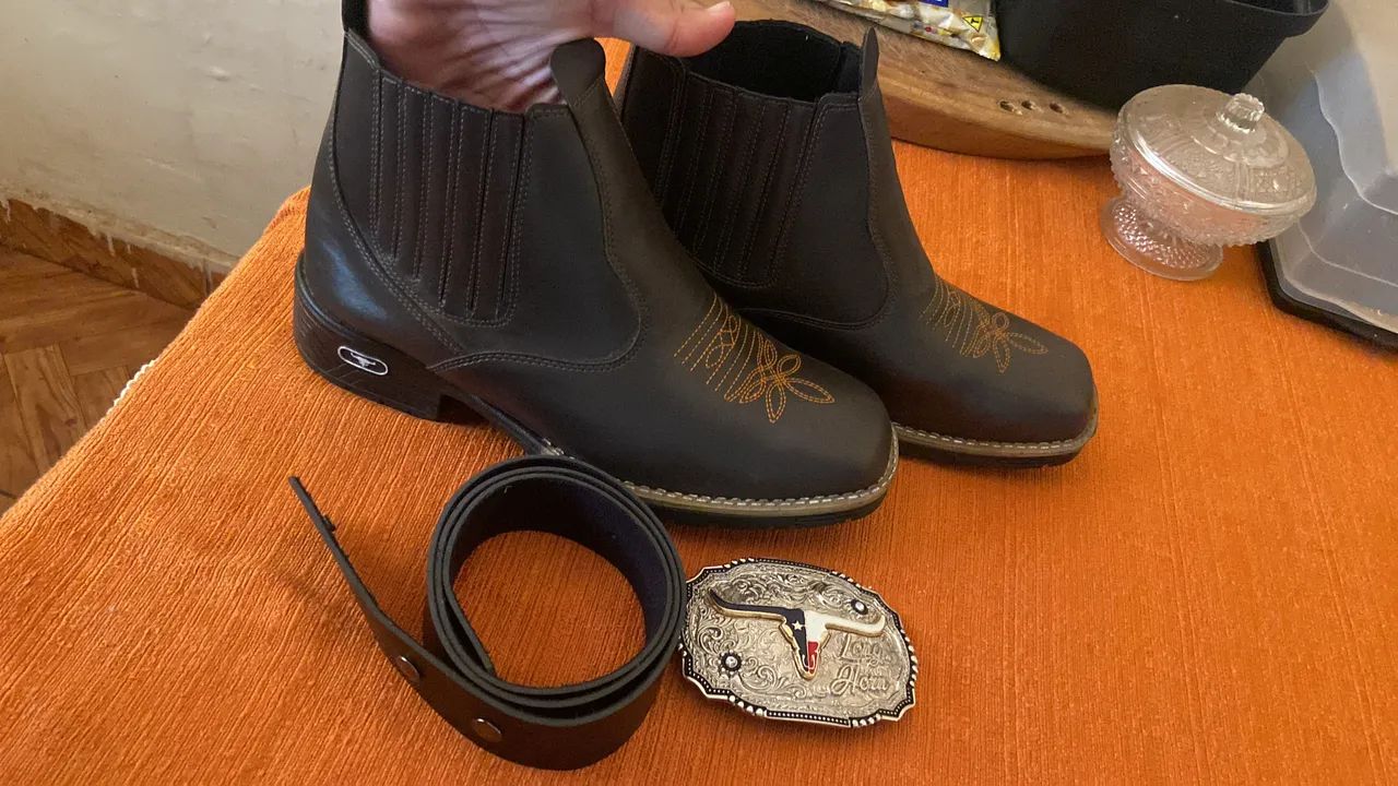 Sinto de fivela e bota 