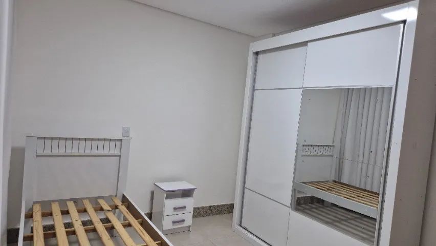 Vendo Guarda Roupa, Cama, Criado e Mesa