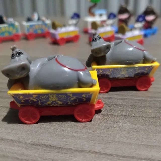 Kit brinquedos Kinder Ovo trem Madagascar - Foto 3