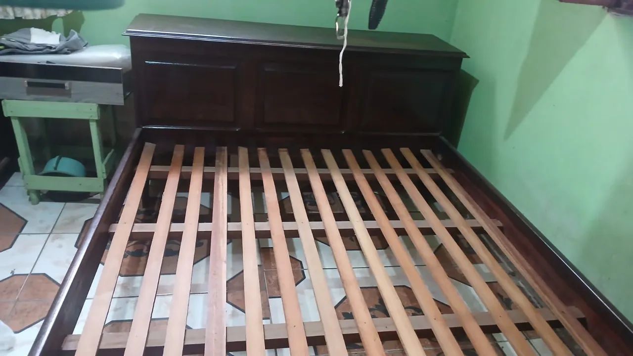 Cama casal com baú  madeira de lei