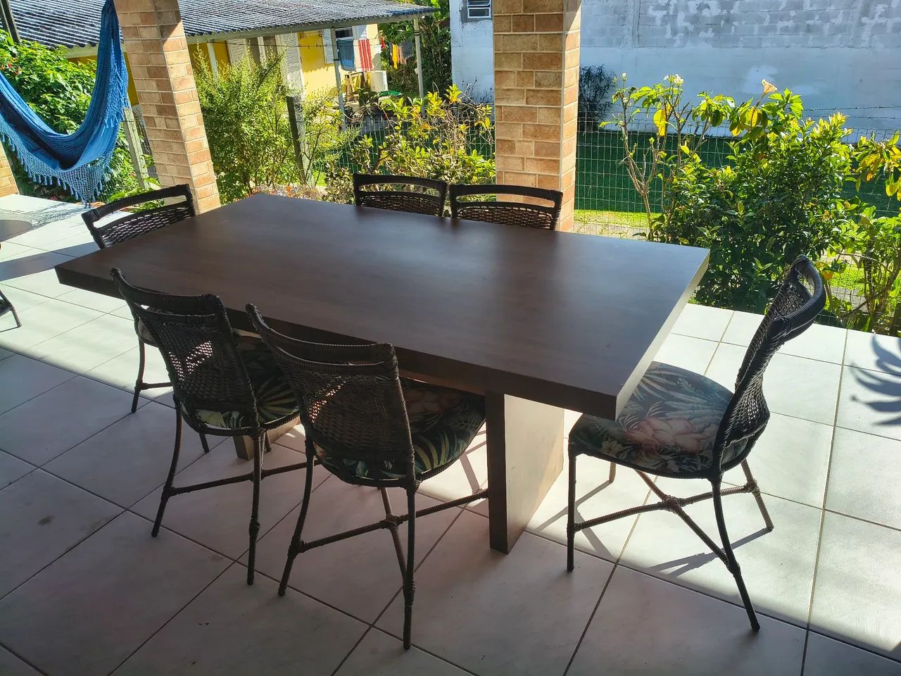Mesa com jogo de cadeiras e um armário aparador