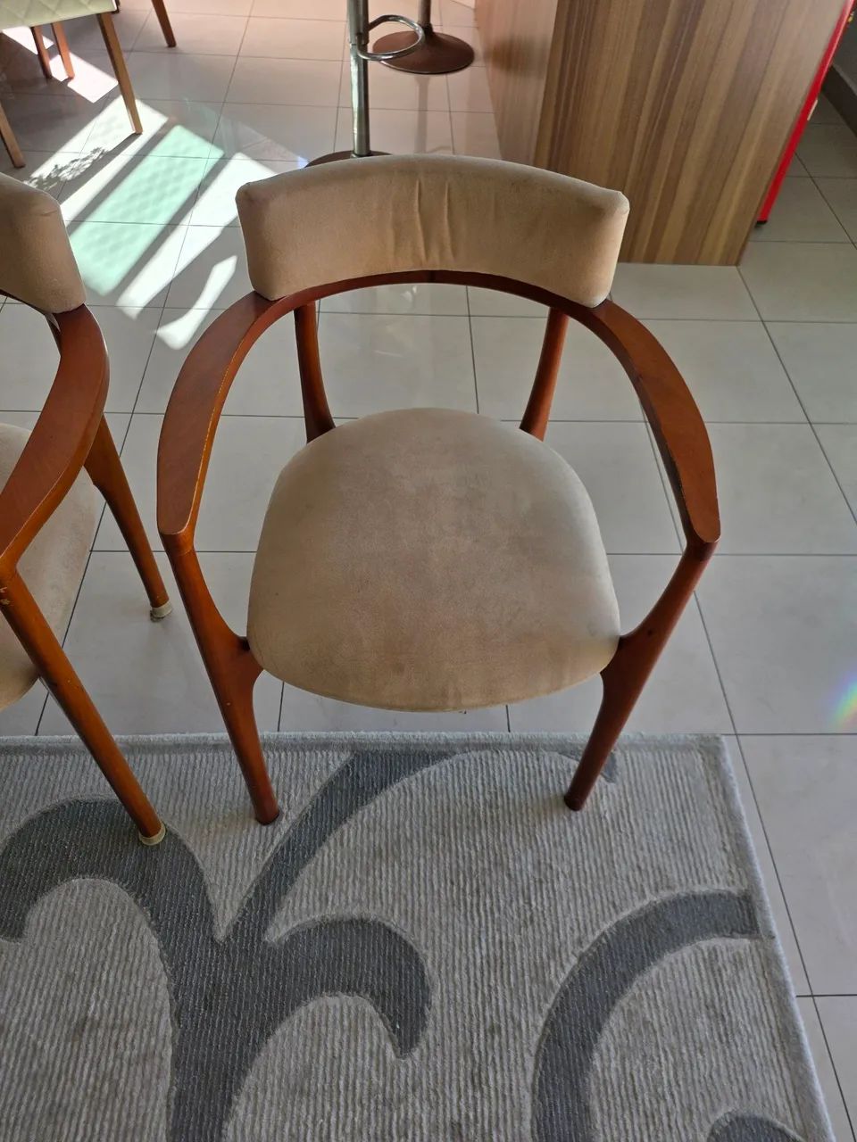 Cadeira com encosto para braço