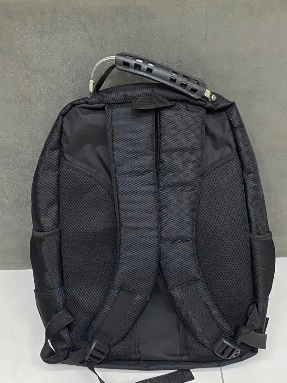 Mochila preta básica com alça em cabo de aço - Foto 3