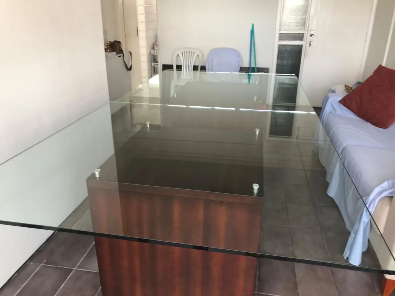 Vende-se duas mesas com tampo de vidro e base de madeira - Foto 2