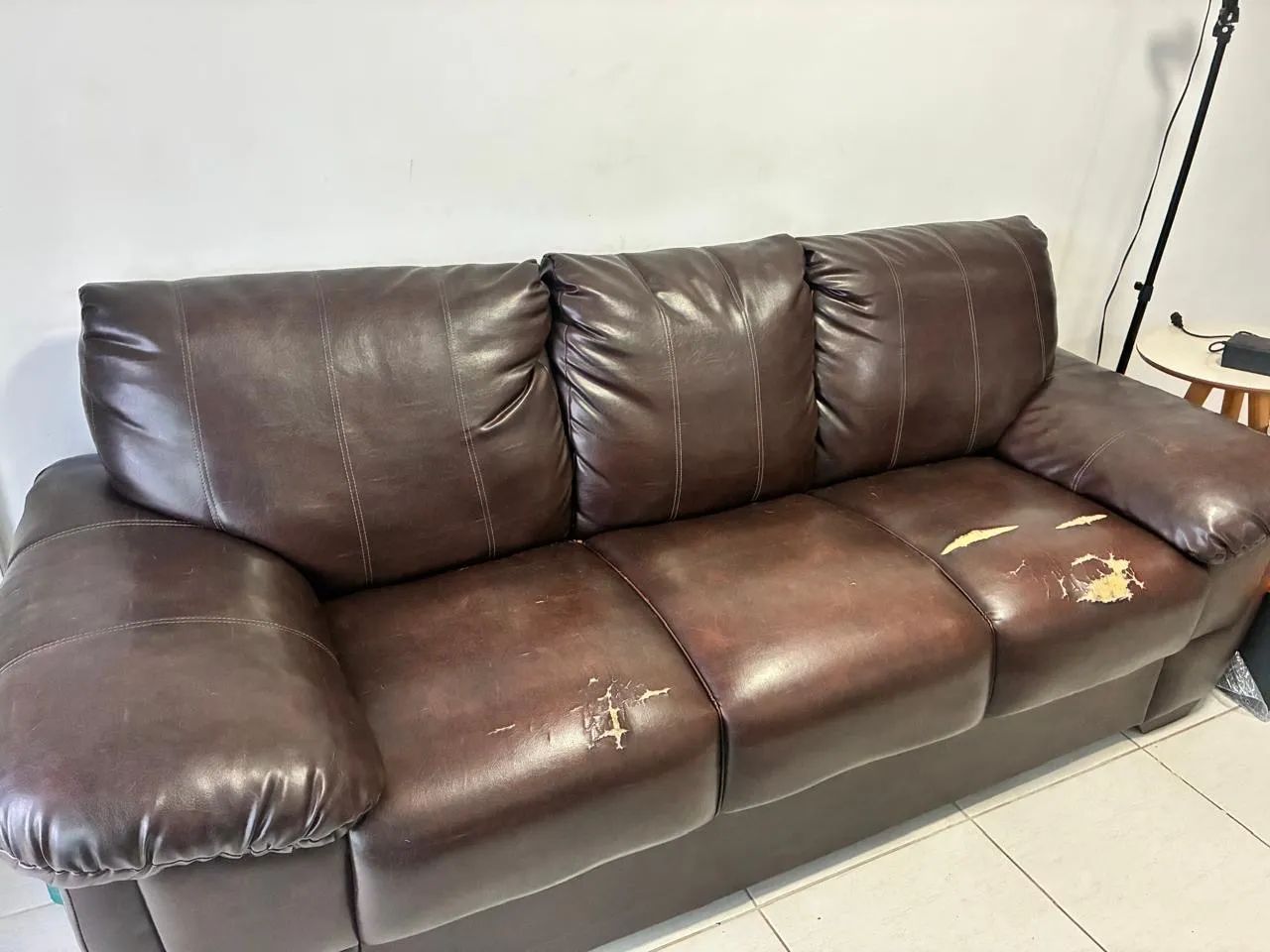 Sofá couro 3 lugares