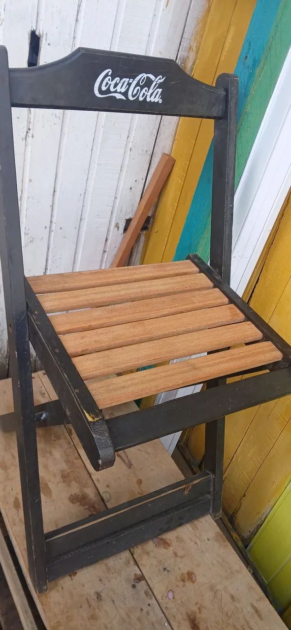 Vendo essa cadeira de madeira  dobravel 