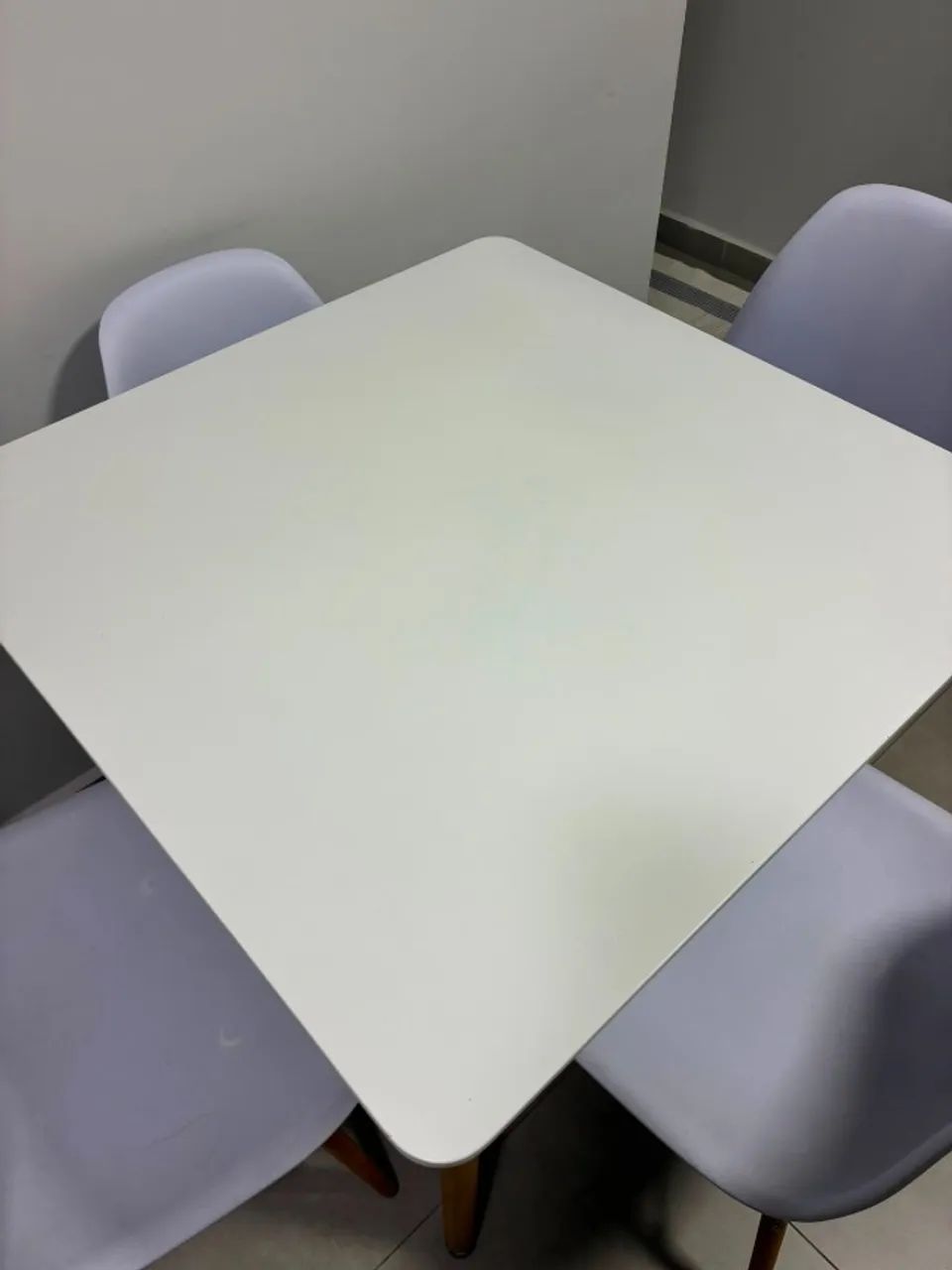 Mesa com 4 cadeiras branca clean - Foto 2
