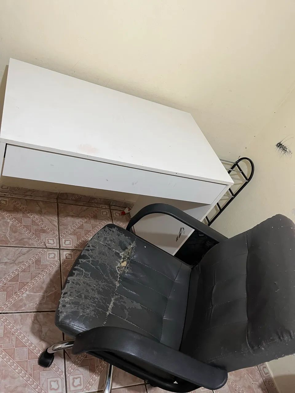 Mesa de computador e cadeira
