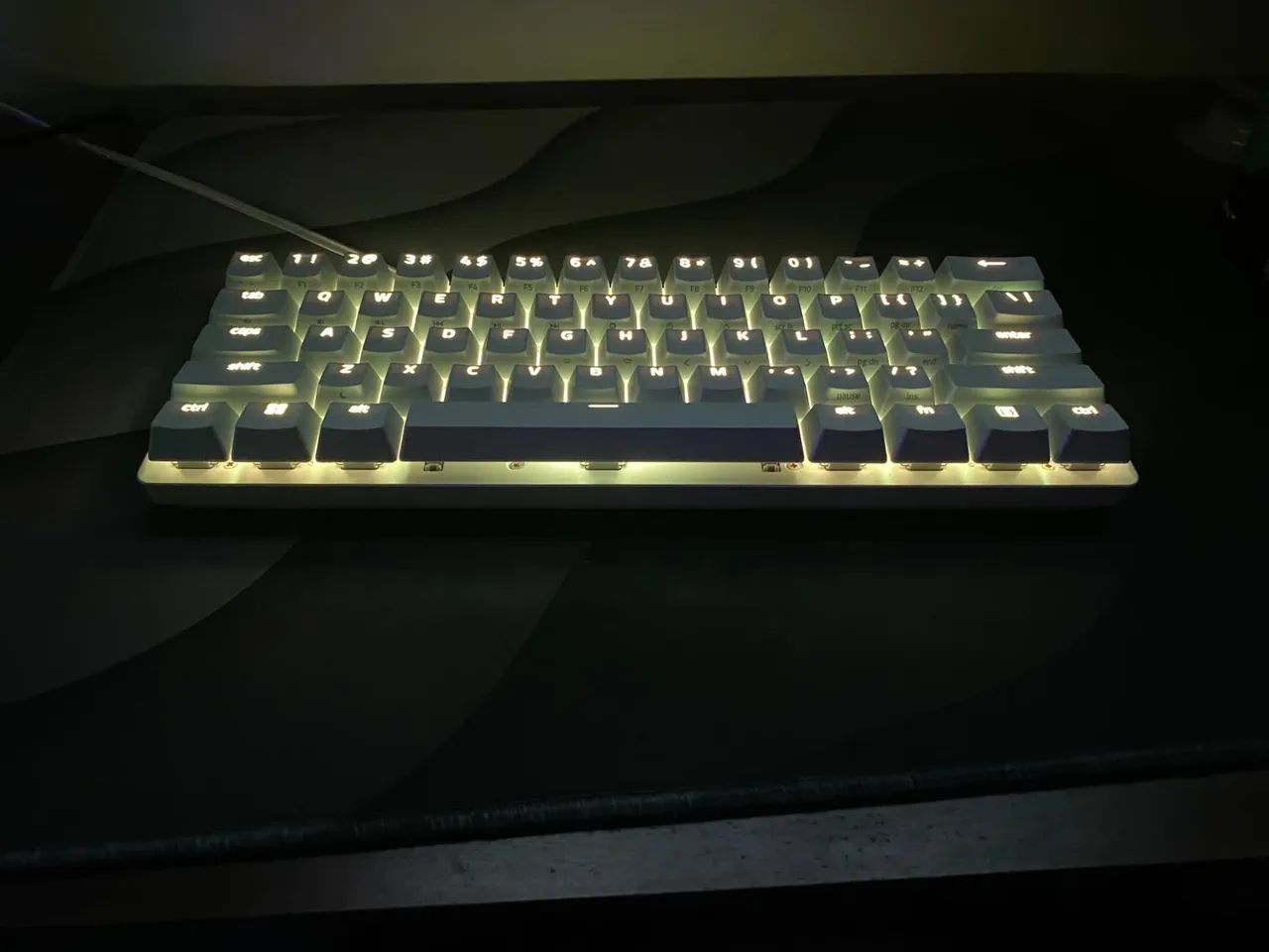 razer huntsman mini white red switch 60% - Foto 4