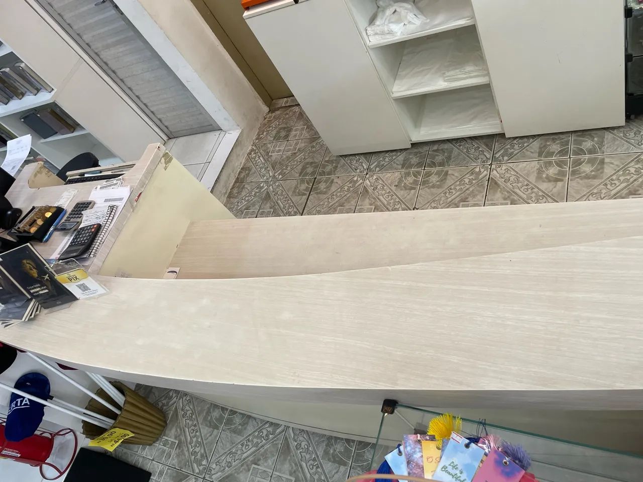 Balcão caixa com 3 gavetas e 3 portas madeira - Foto 4