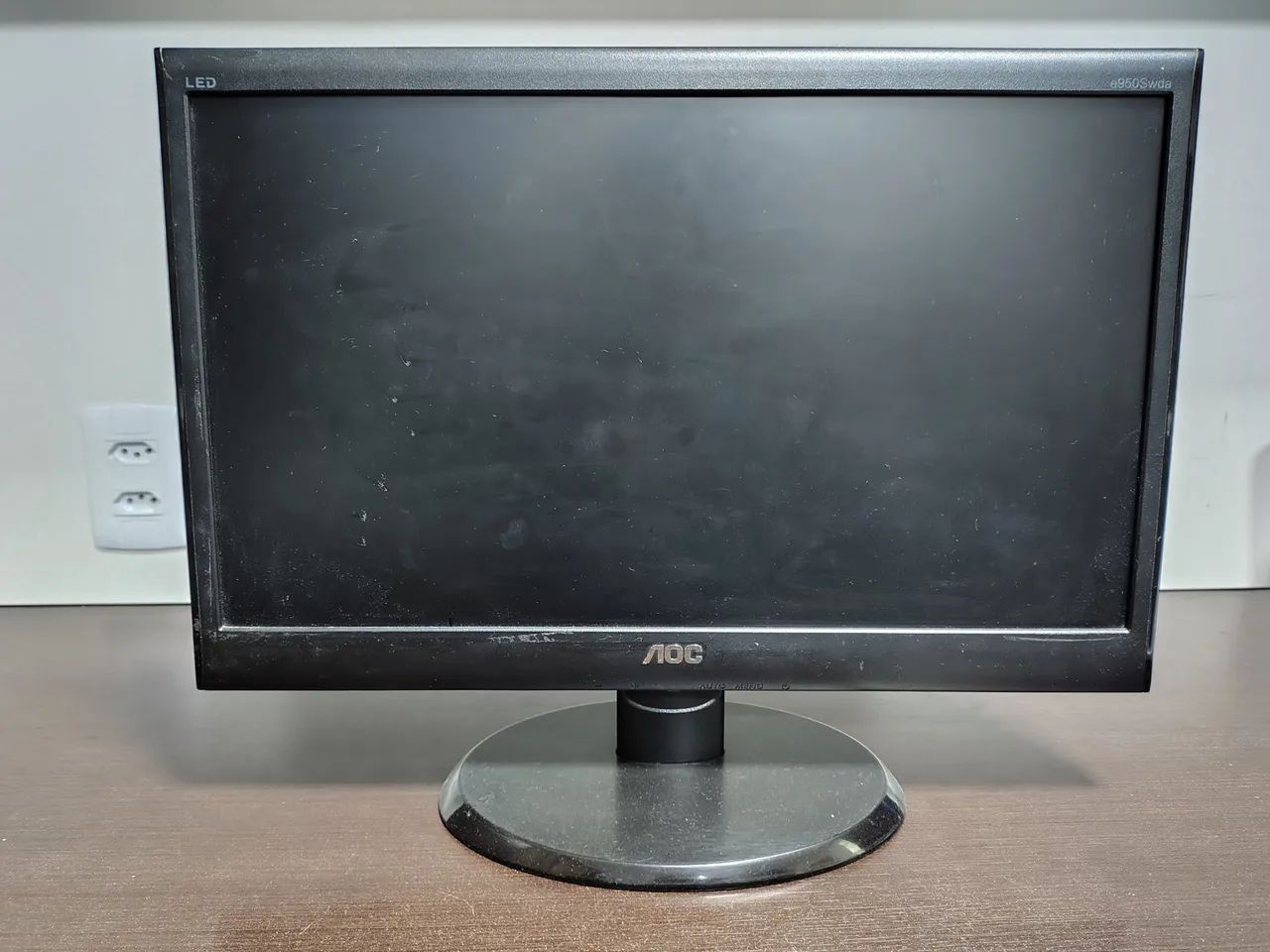 Monitor LED AOC 18.5" e950Swda com Entradas DVI e VGA