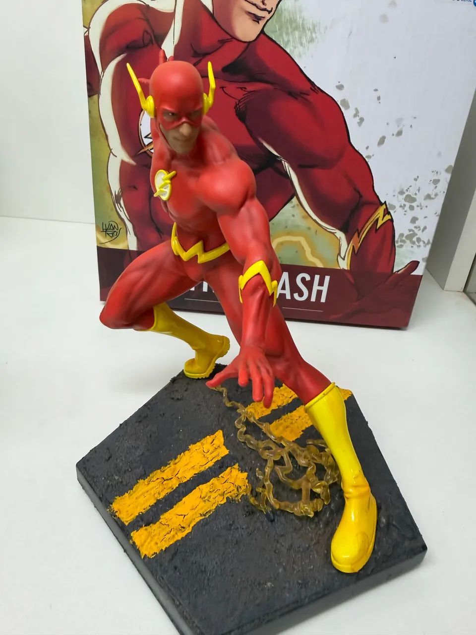 Flash - Iron Studios - Versão Ivan Reis + Base Custom - Perfeito na Caixa  - Foto 4