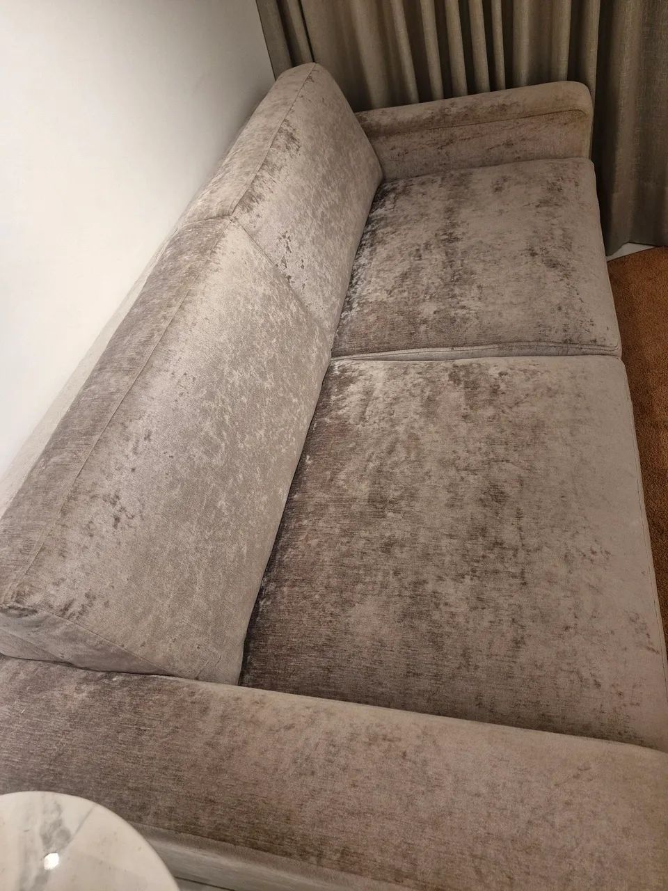 Sofá em ótimo estado 1,95×0,90 cm com espuma D33, recém colocada, cinza, com pés em aço. - Foto 4
