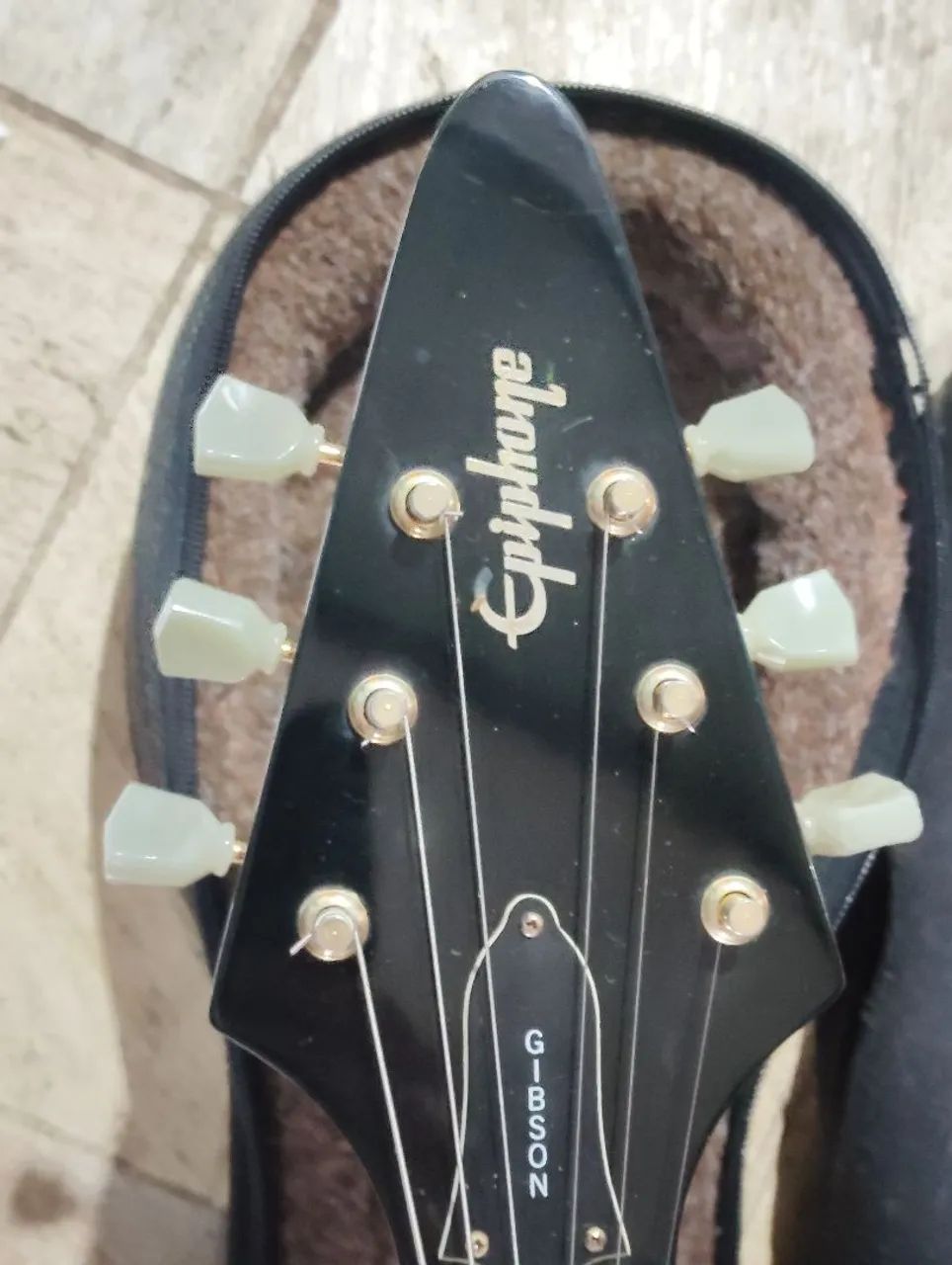 Guitarra Epiphone Flying V Coreana com captador Gibson e soft case - Foto 5