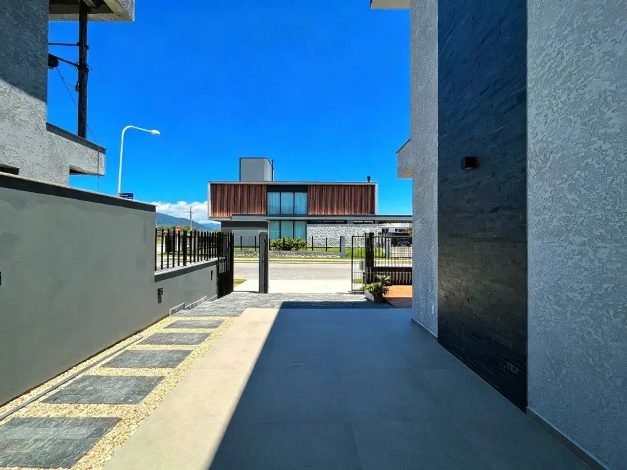 Alugo Casa, com 03 suítes, mobiliada a 350m da praia do Campeche, Florianópolis - Foto 3