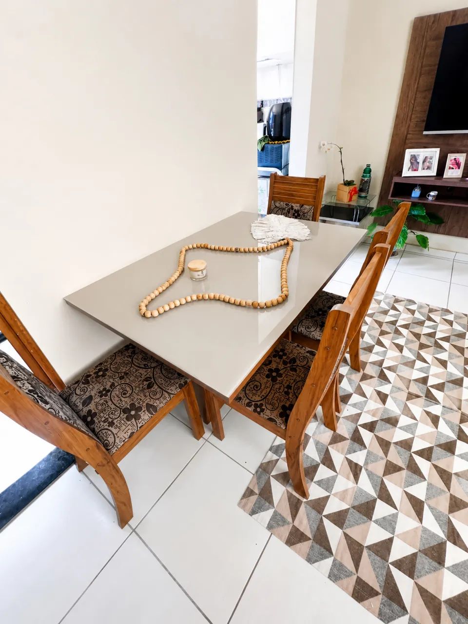 Mesa de jantar com 4 cadeiras 