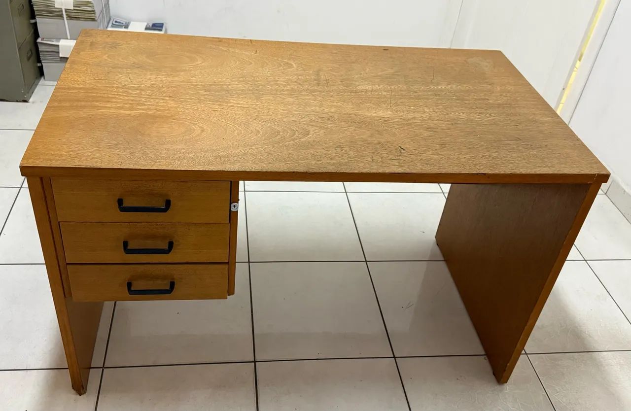 Mesa de Escritório e Home Office em Madeira 
